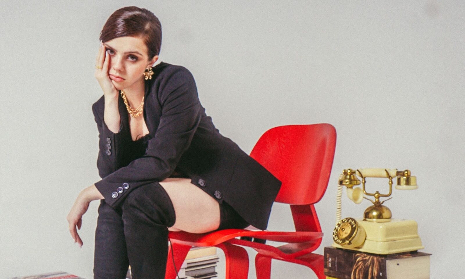 Julia Svacinna lança a faixa “Sem Tempo Para Amar”, inspirada em Billie Eilish