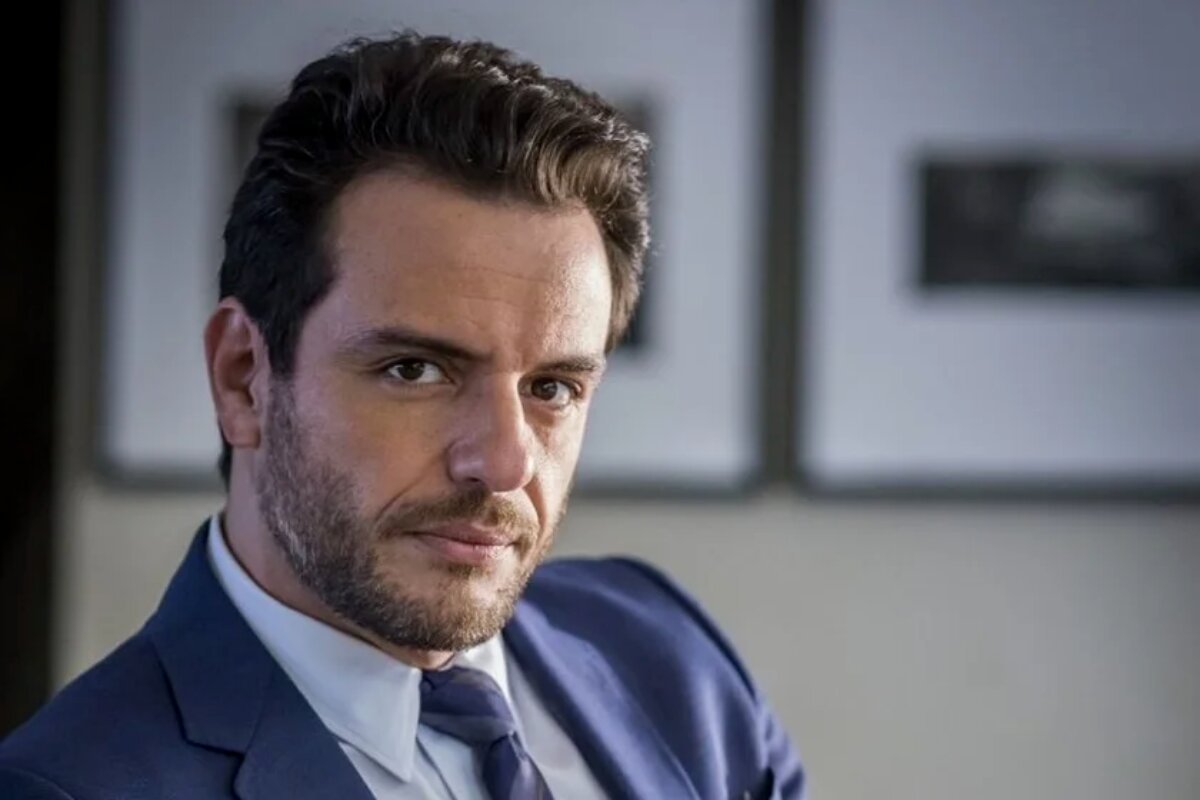 Moretti (Rodrigo Lombardi), em Travessia, de terno azul