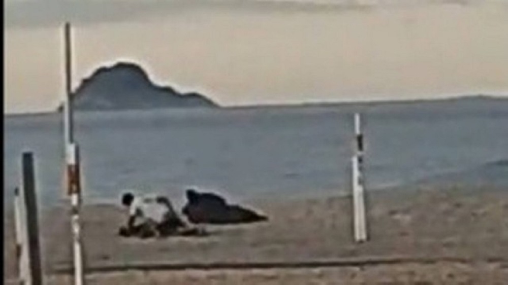 Vídeo de casal fazendo sexo na praia de Ipanema viraliza na internet; assista