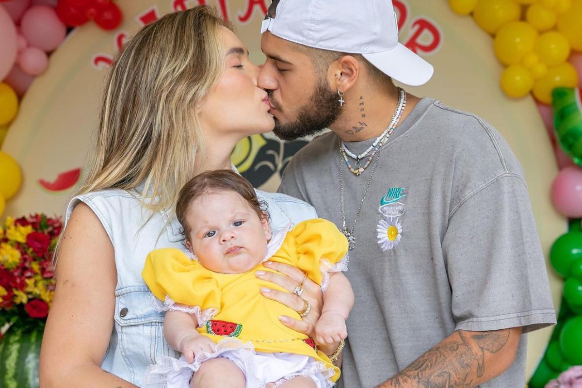 virginia fonseca e zé felipe posando com maria flor fantasiada de magali