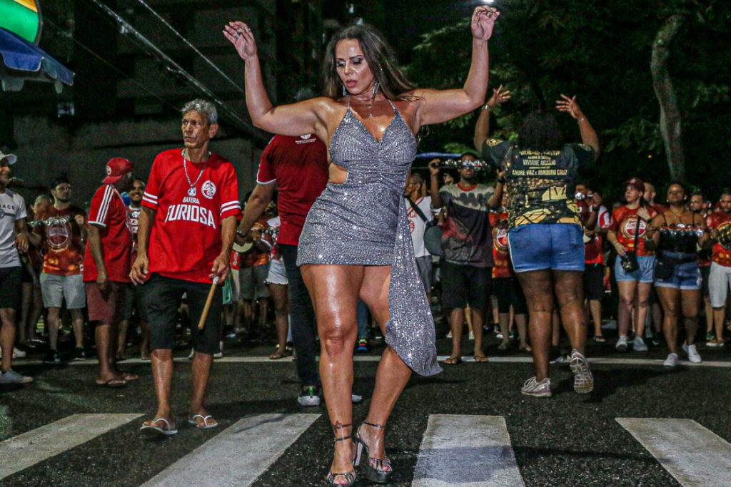 De look curto Viviane Araújo deixa pernas torneadas à mostra em ensaio do Salgueiro Fofocas e