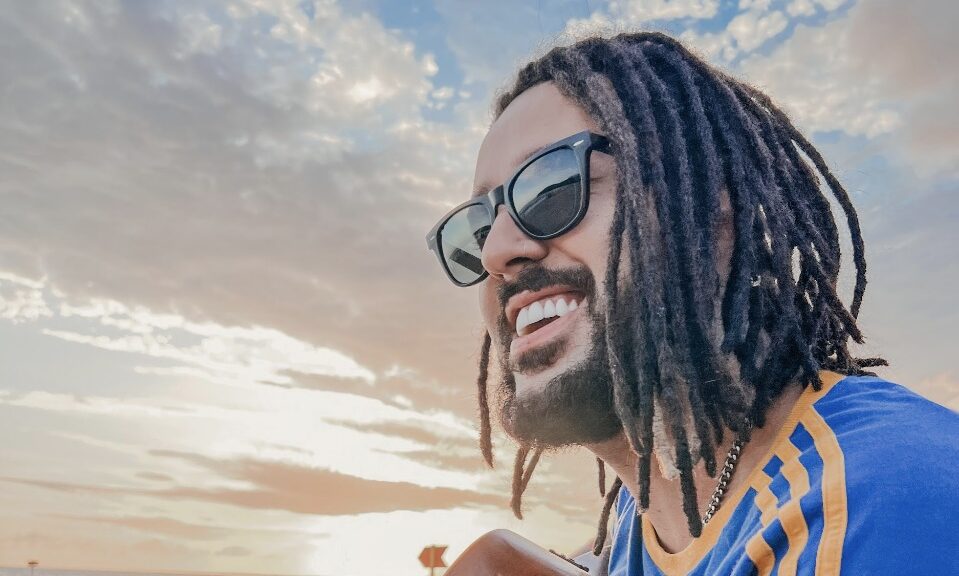 Julies anuncia parceria com Los Brasileiros e bate 3 milhões em álbum de estreia