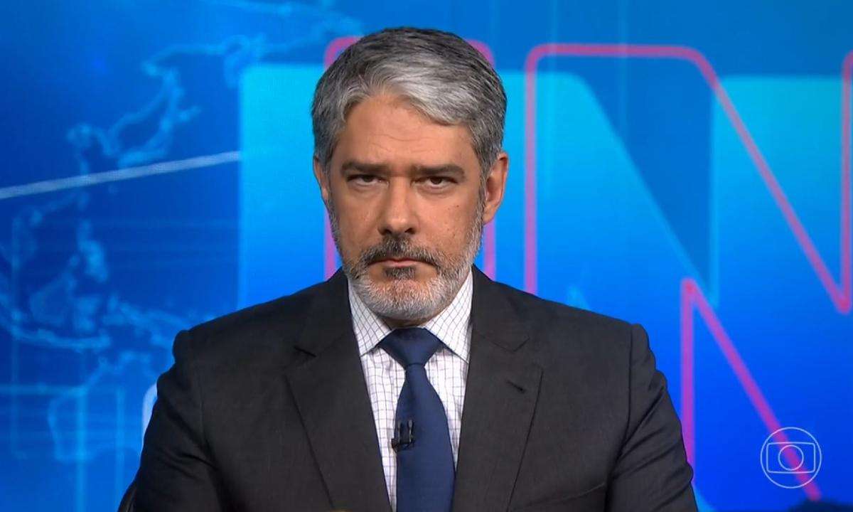 William Bonner é convocado às pressas para trabalhar neste domingo (8) após vandalismo em Brasília