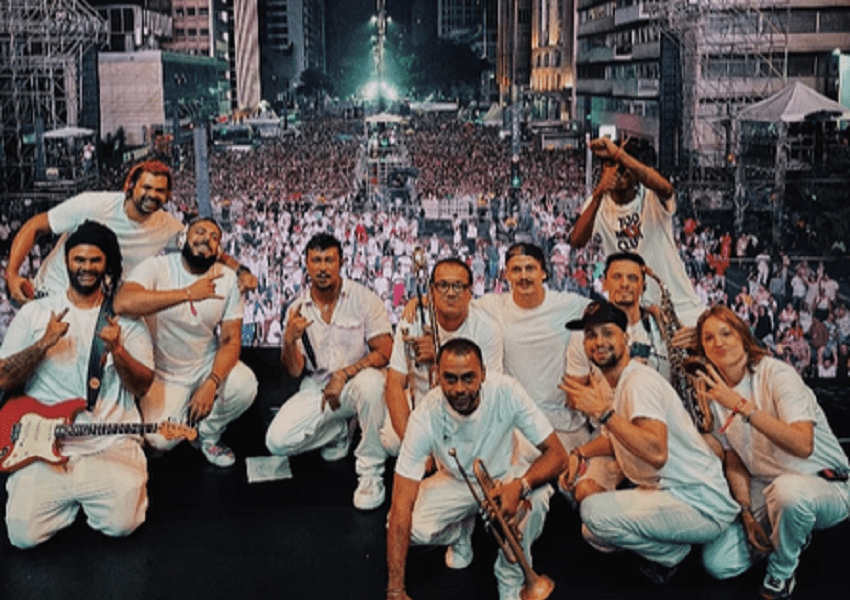 Multidão vibra com show de Xamã no réveillon da Paulista