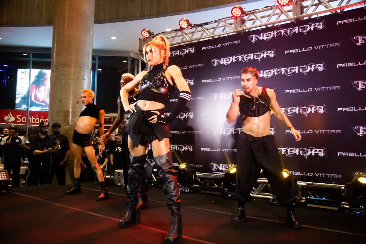 Pabllo Vittar faz show aberto ao público na Avenida Paulista
