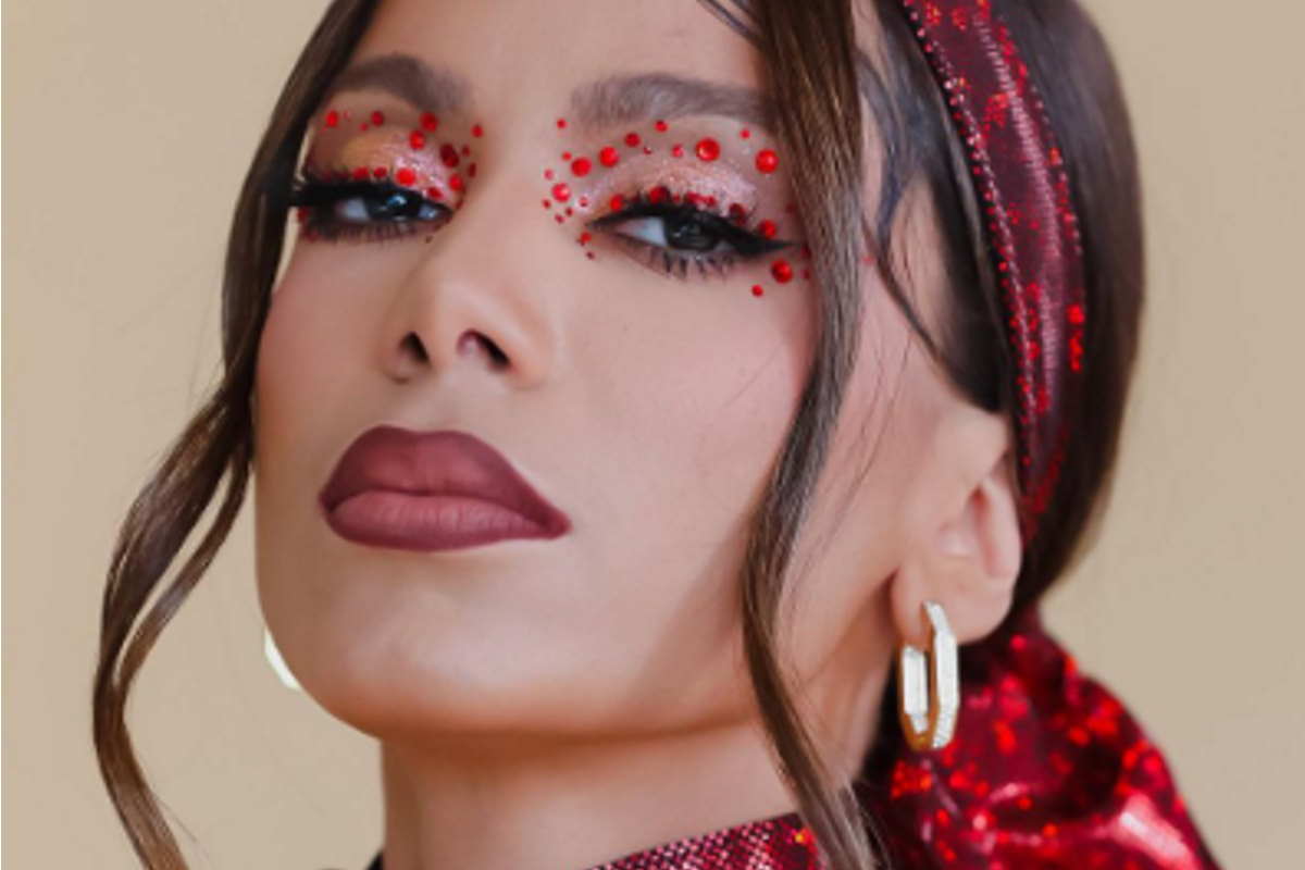 Anitta de lenço