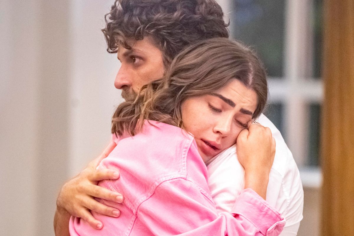 Ari (Chay Suede) consolando Chiara (Jade Picon) em Travessia