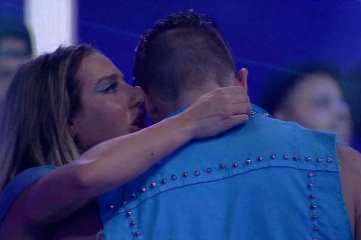 BBB23 Bruna Griphao falando no ouvido de Cristian