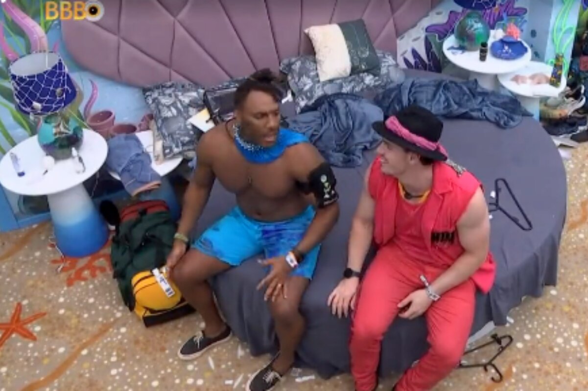 BBB23 Fred Nicácio sentado na cama ao lado de Gustavo, conversando