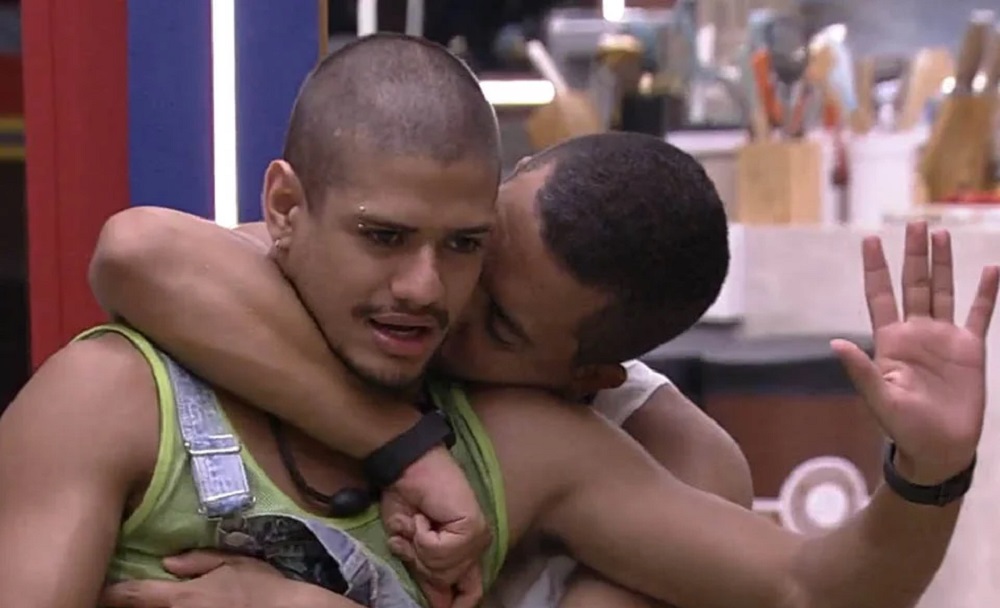 Bruno tentar beijar Gabriel à força e produção interfere; web aponta assédio