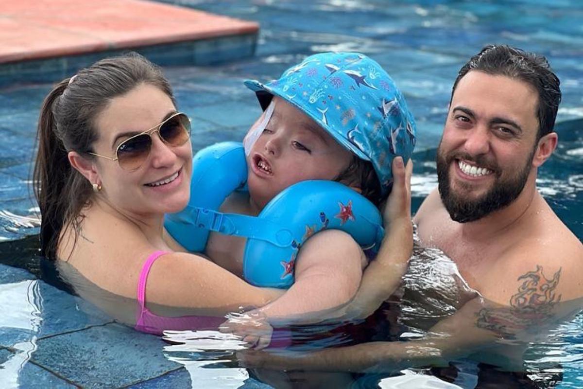 bruna januário e gabriel massa posando com o filho noah, neto de ratinho