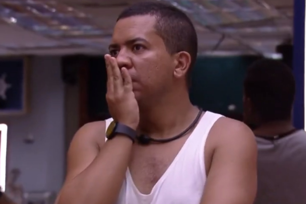 bruno nogueira assustado na sala do bbb23