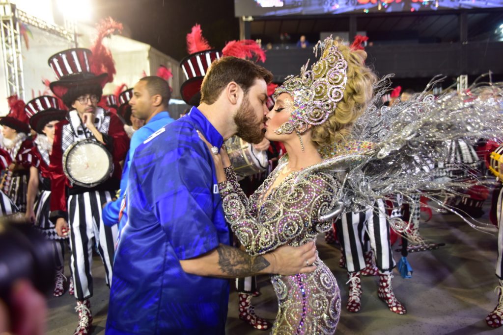 Carla Diaz beija Felipe Becari