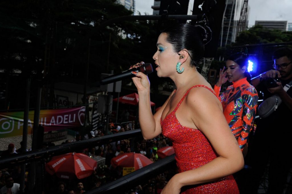 Juliette de vestido vermelho