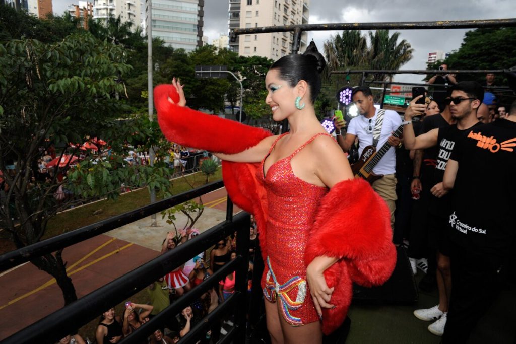 Juliette de vestido vermelho