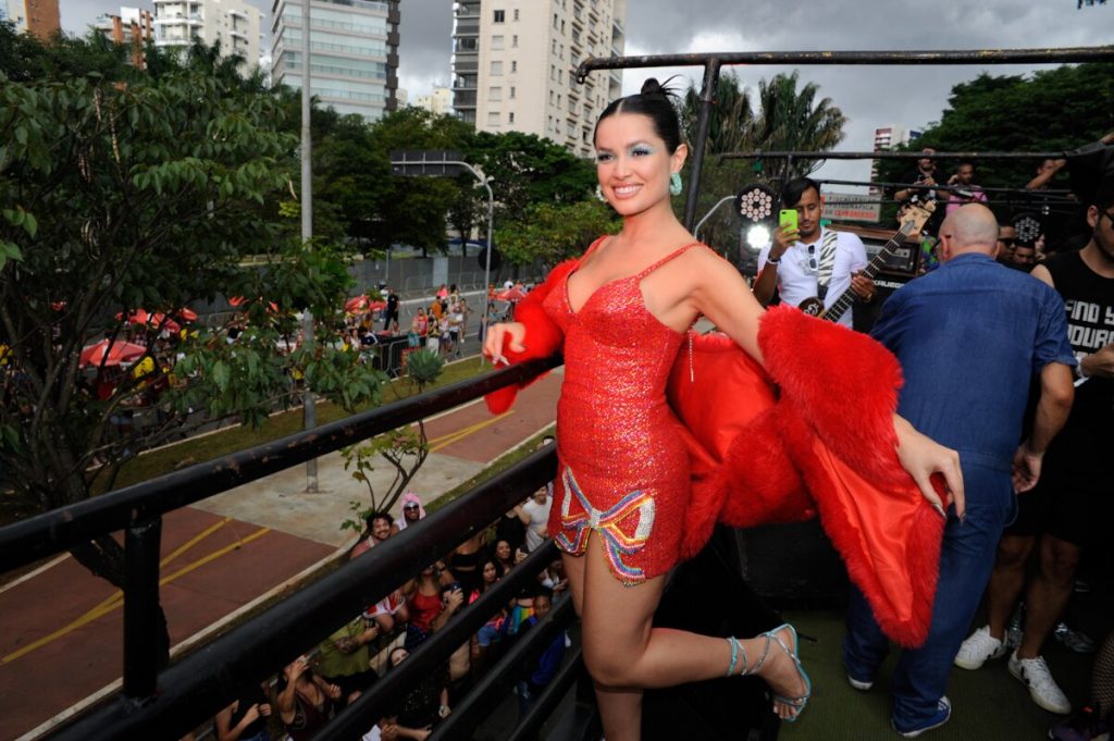 Juliette de vestido vermelho