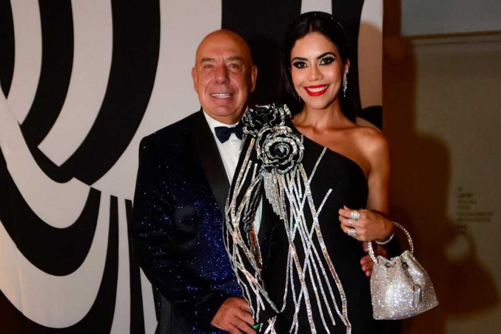 daniela albuquerque e marido posando juntos em baile de Carnaval no Rio de Janeiro