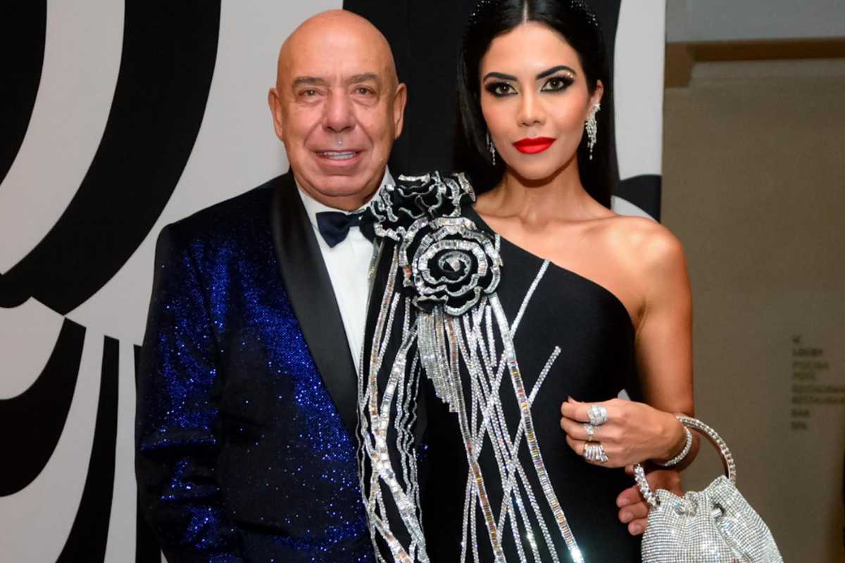 daniela albuquerque e marido posando juntos em baile de Carnaval no Rio de Janeiro