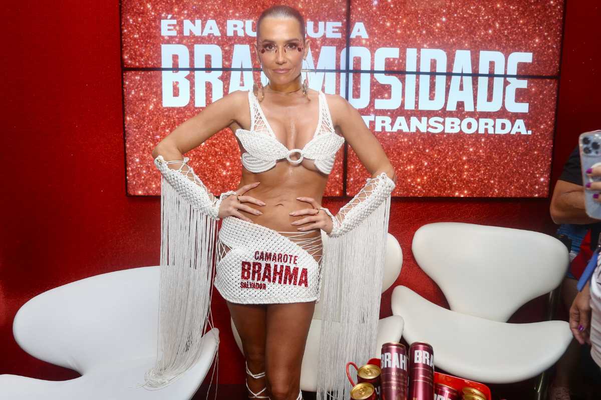 Deborah Secco exibindo barriguinha chapada no Camarote Bar Brahma de Salvador