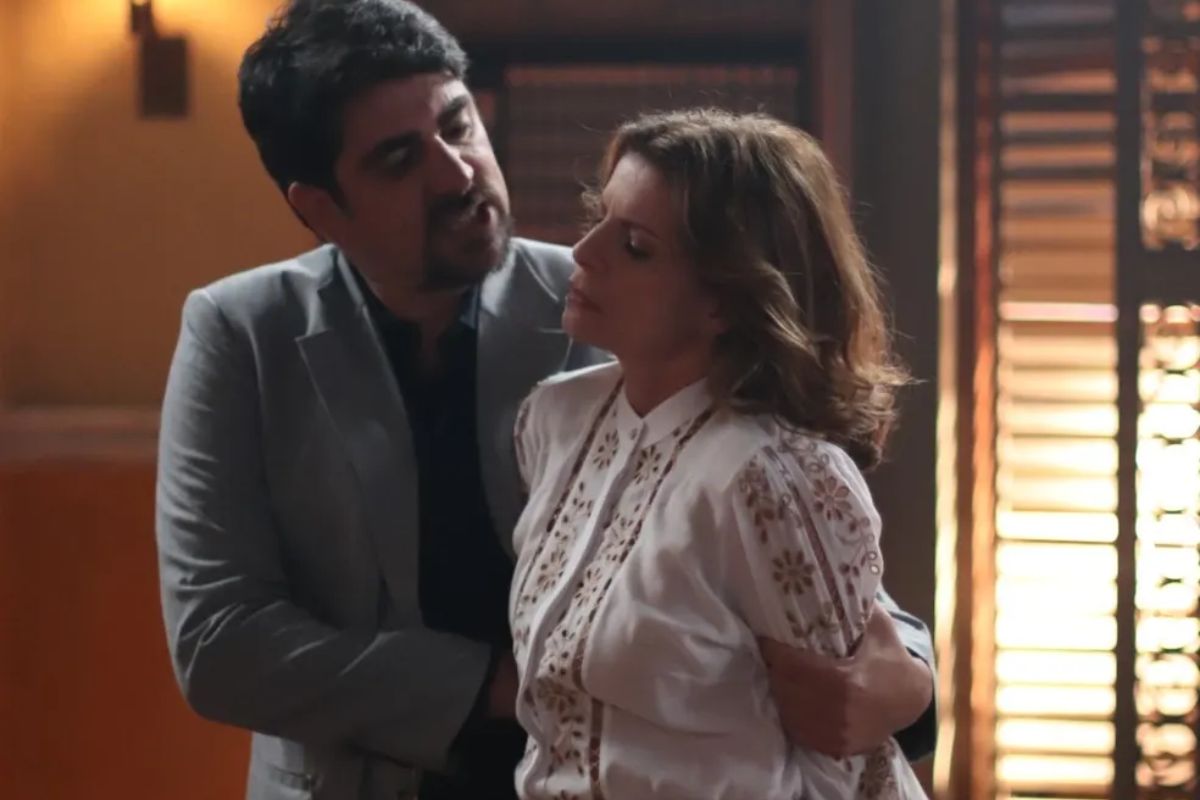 Noé Dantas (Marcelo Adnet) ameaça Deodora (Débora Bloch)