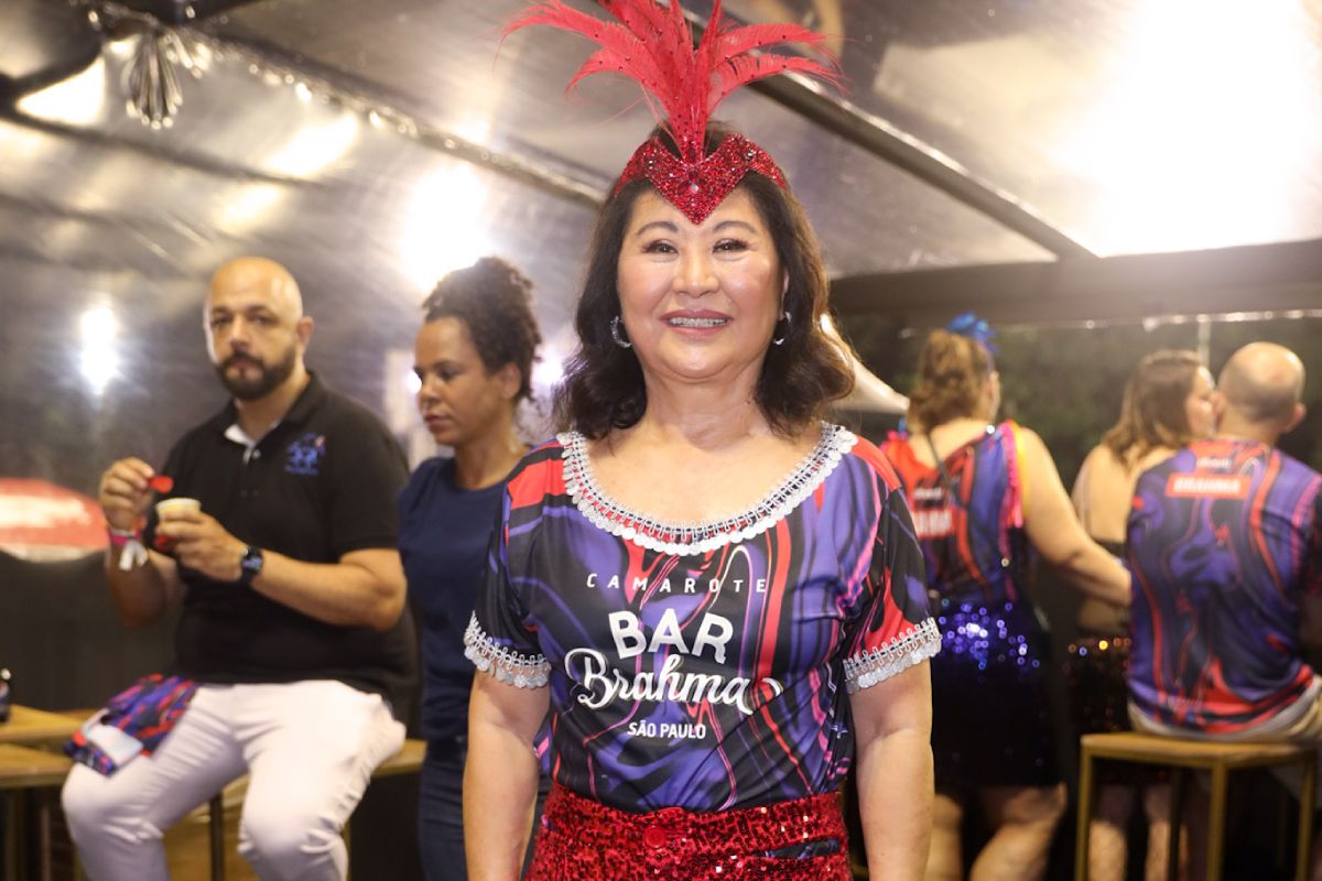 dona kika sato, mãe de sabrina sato, no camarote bar brahma, no carnaval de são paulo