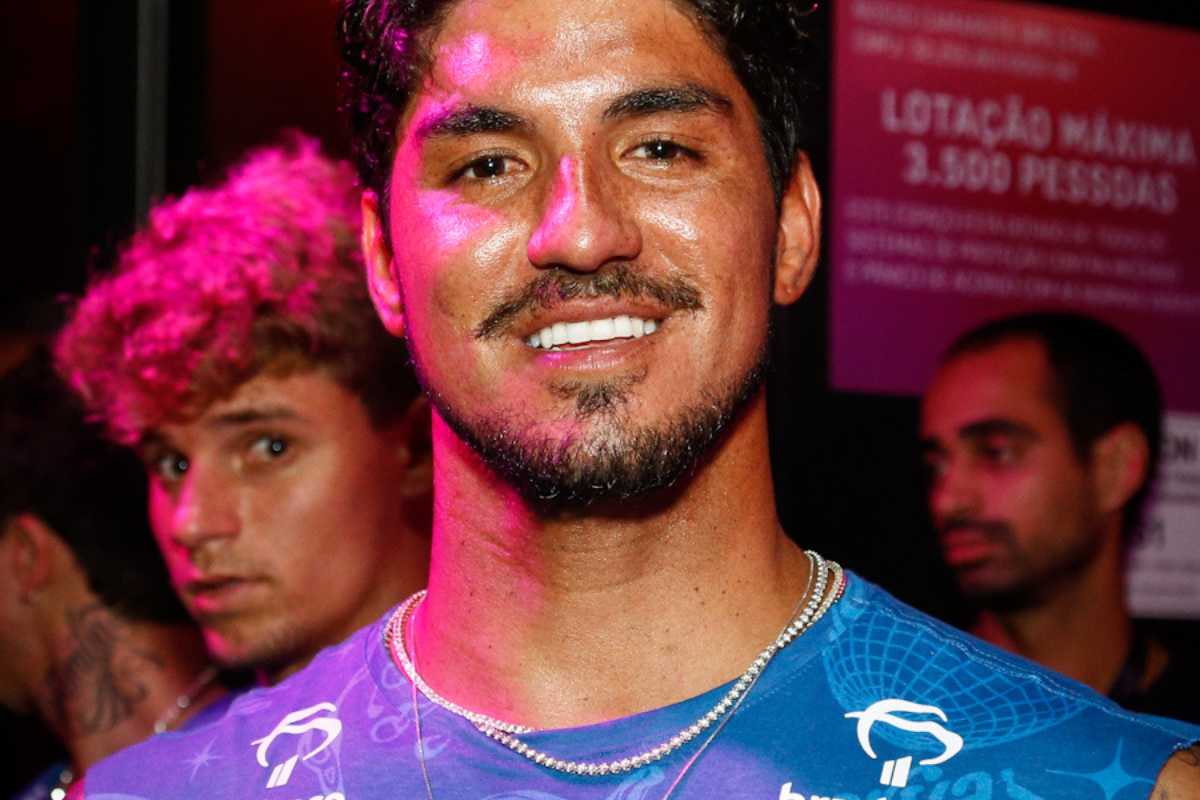 Gabriel Medina posando no Nosso Camarote no Carnaval do Rio de Janeiro