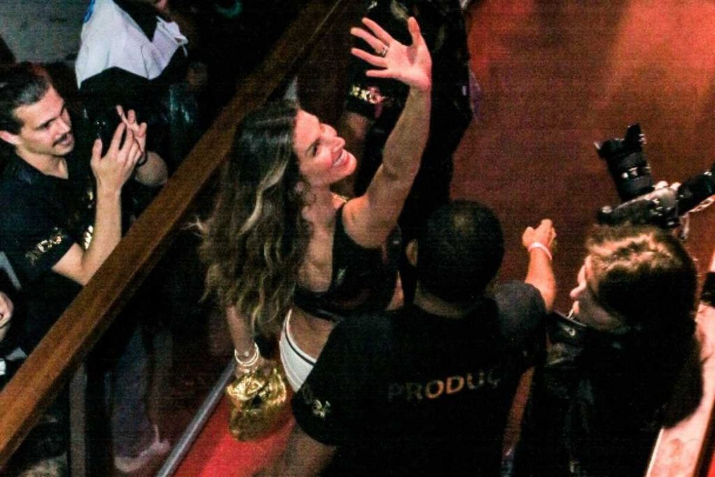 gisele-bundchen-deixando-camarote-n1-carnaval-rio-de-janeiro-3-1024x683-1 Gisele Bündchen deixando Camarote N1 no Carnaval do Rio de Janeiro