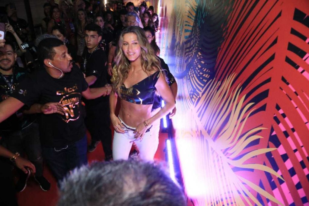 gisele-bundchen-sorridente-camarote-n1-carnaval-rio-de-janeiro-2-1024x683-1 Gisele Bündchen curtindo Carnaval do Rio de Janeiro
