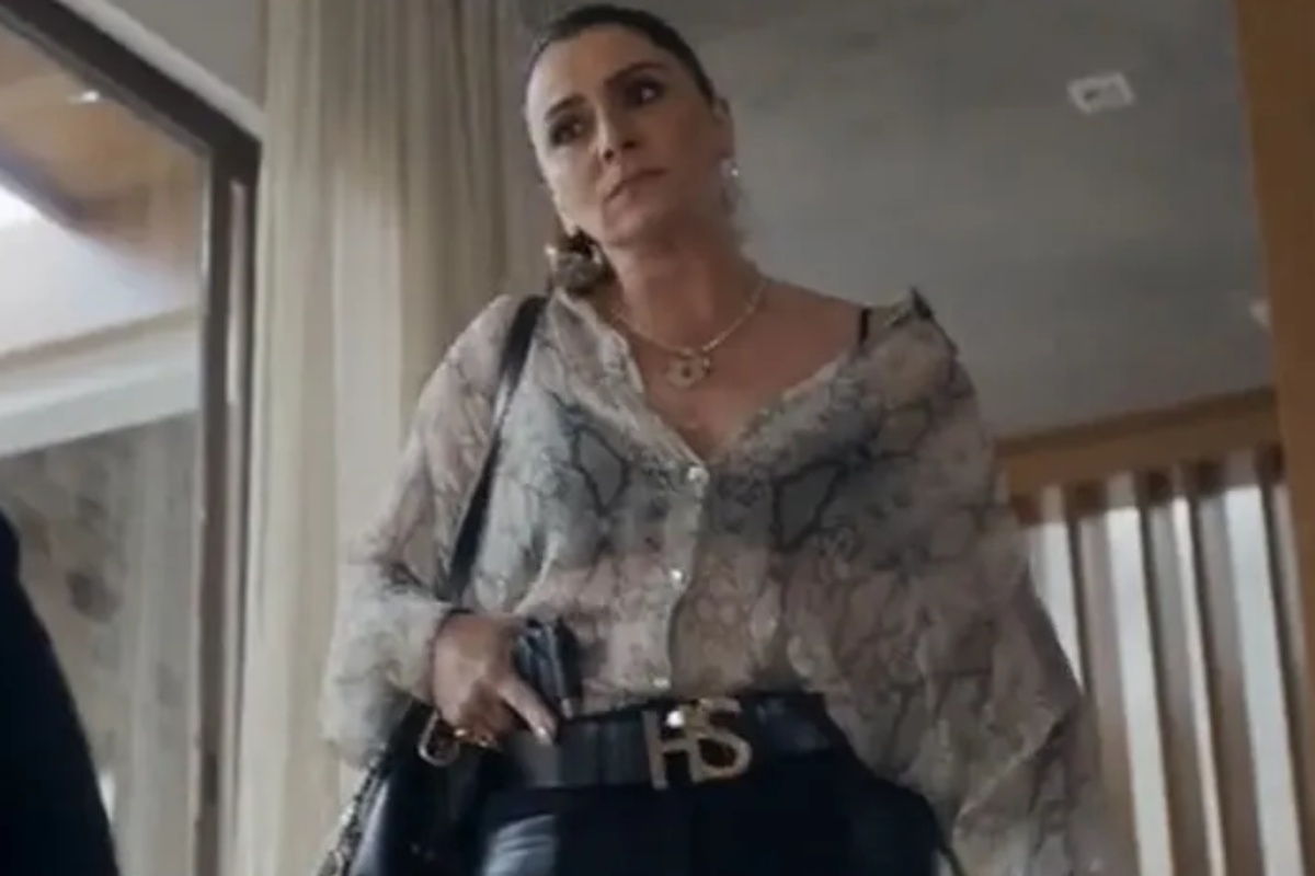 helô (giovanna antonelli) mostrando arma para moretti (rodrigo lombardi) em travessia