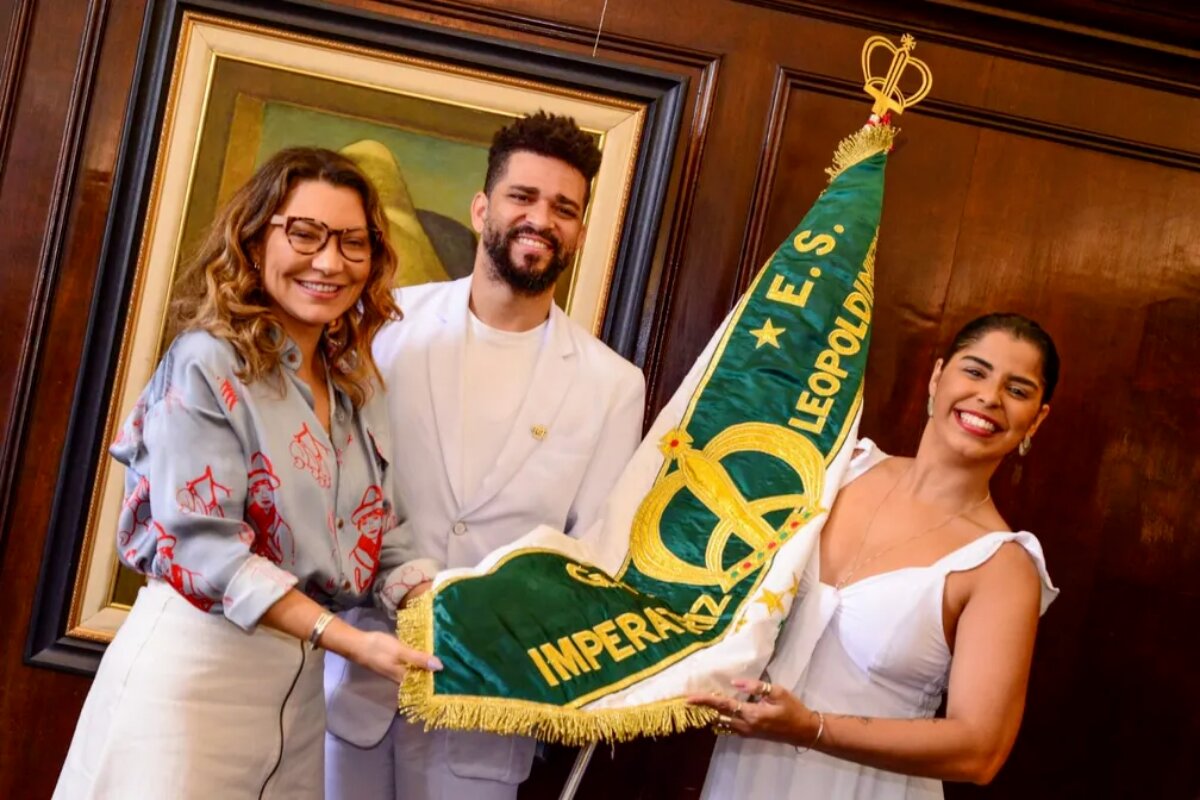 Janja com o casal de mestre-sala e porta-bandeira da Imperatriz Leopoldinense