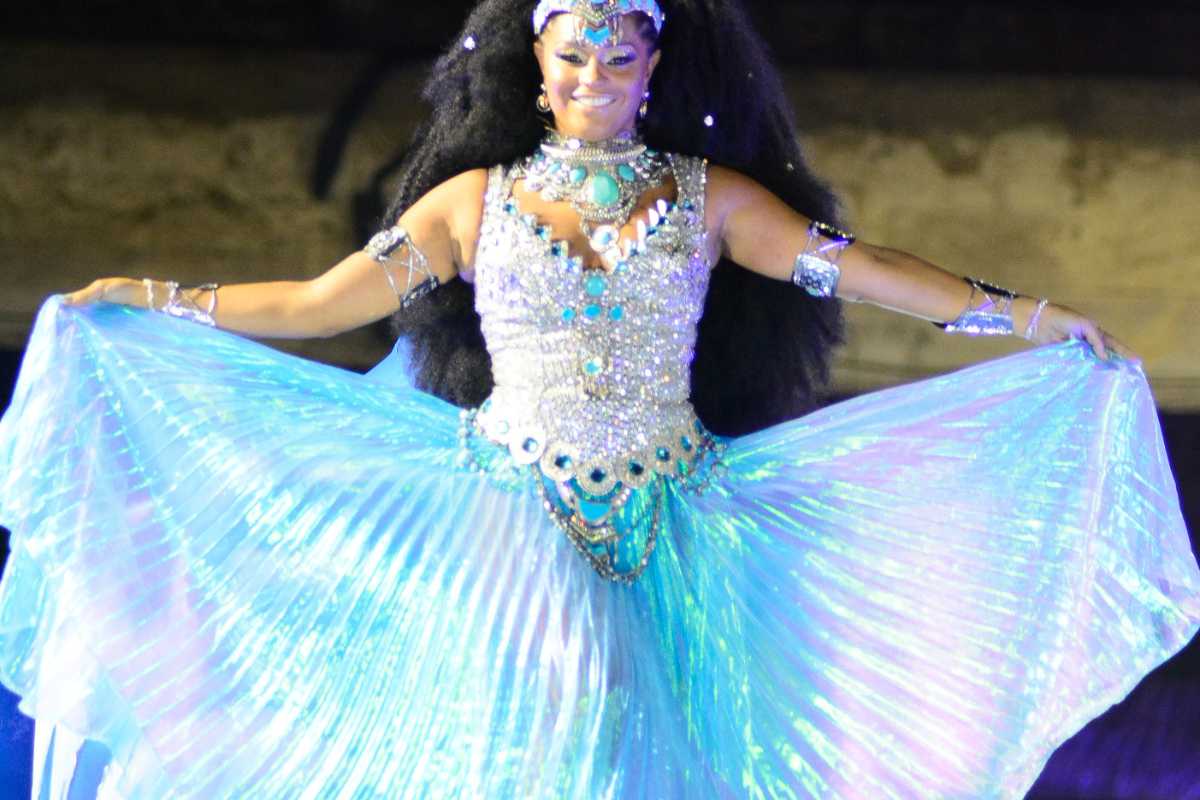 Juliana Alves como Iemanjá desfilando pela Unidos da Tijuca