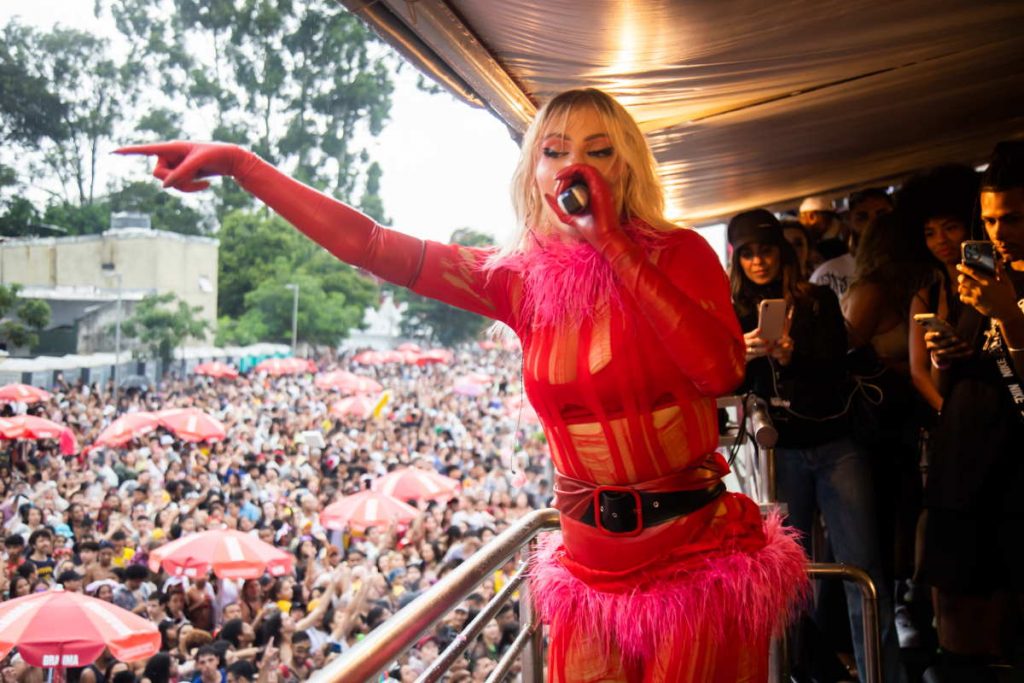 Luisa Sonza em bloco de Carnaval