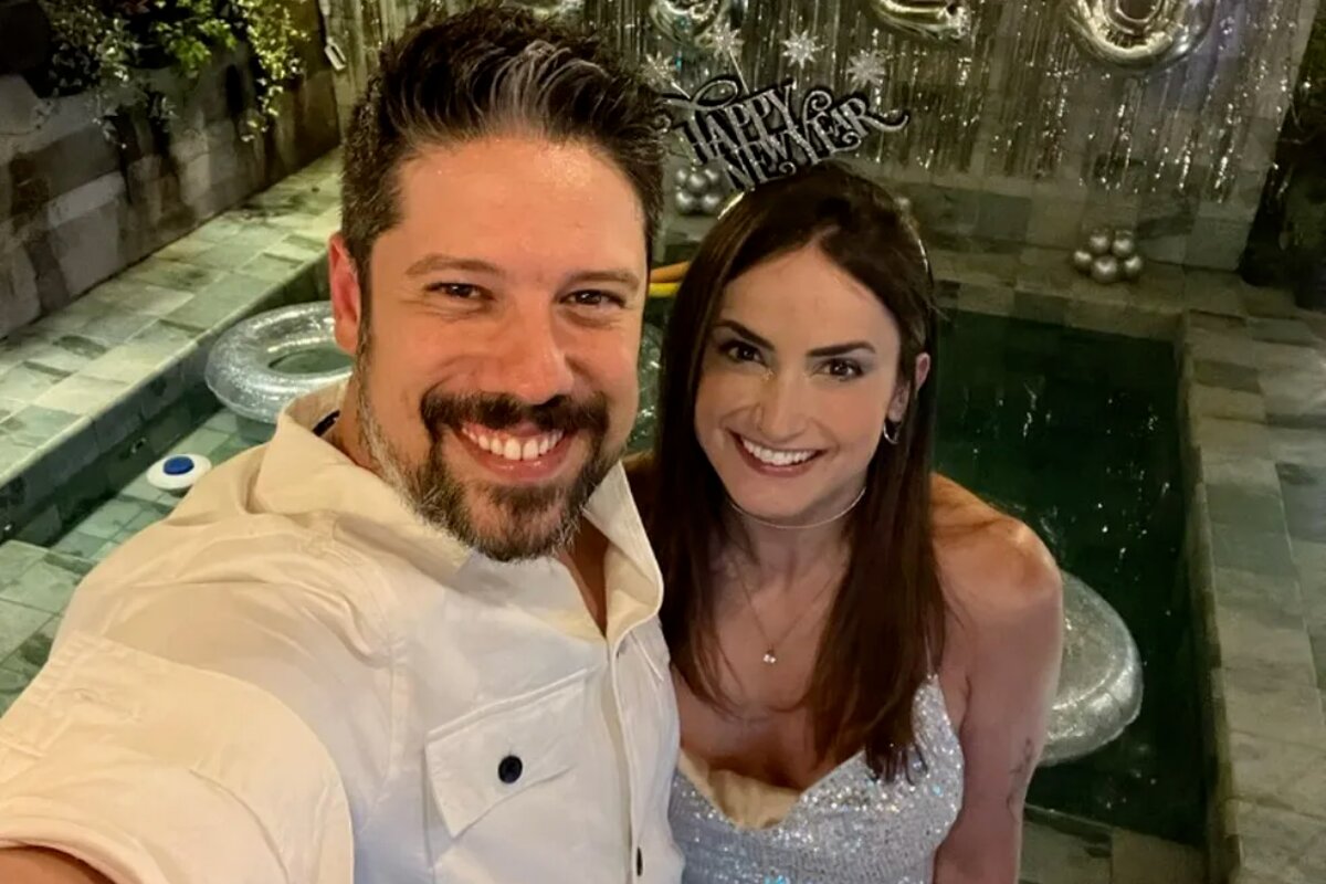 Phelipe Siani e Mari Palma abraçados