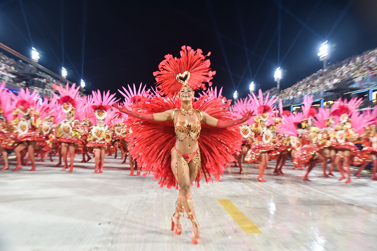 Mc Rebecca arrasou em desfile