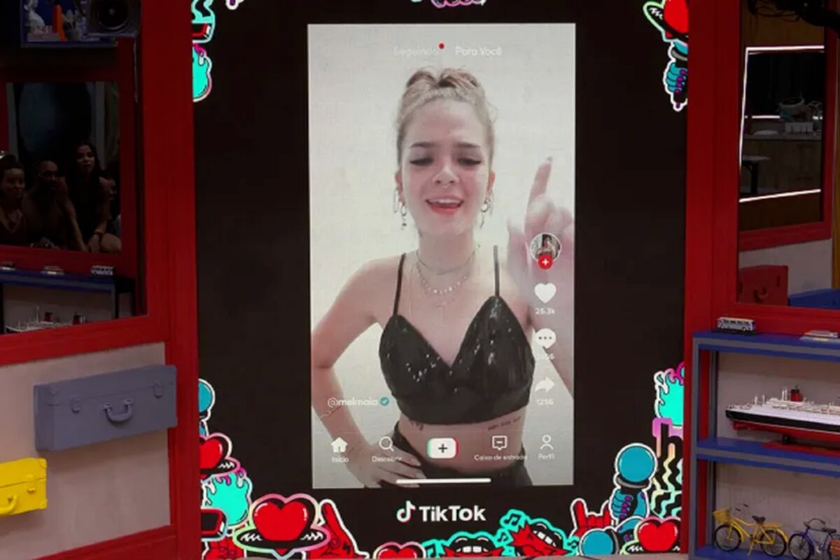 Mel Maia no telão, mandando recado ara os participantes do BBB23
