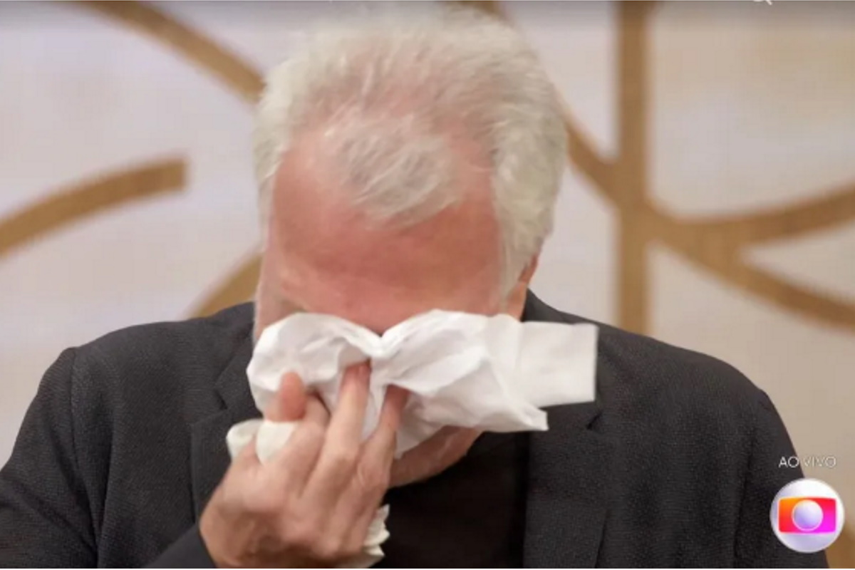 Pedro Bial chorando