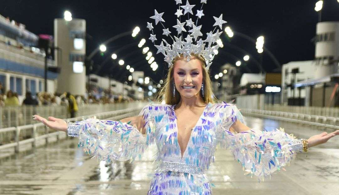 Carla Diaz beija muito e Adriane Galisteu brilha em ensaio de Carnaval