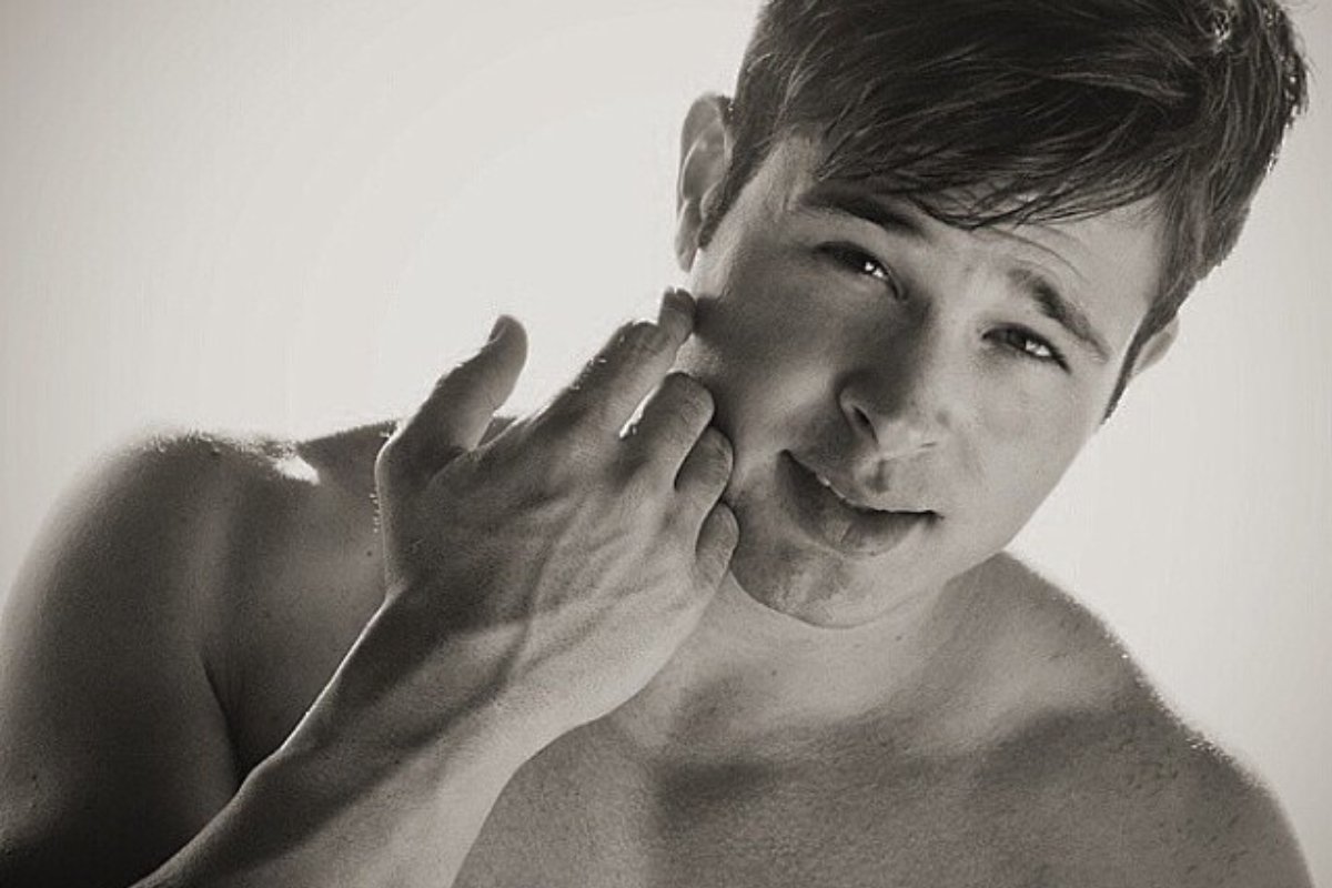 retrato de cody longo preto e branco