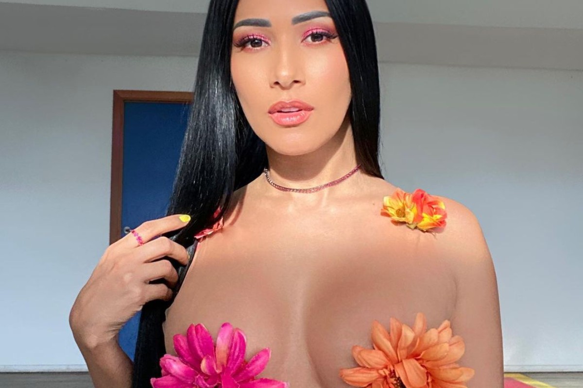 simaria posando nua com flores tapando os seios