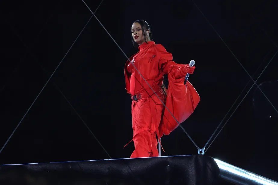 Web detona apresentação de Rihanna no Super Bowl por uso de playback