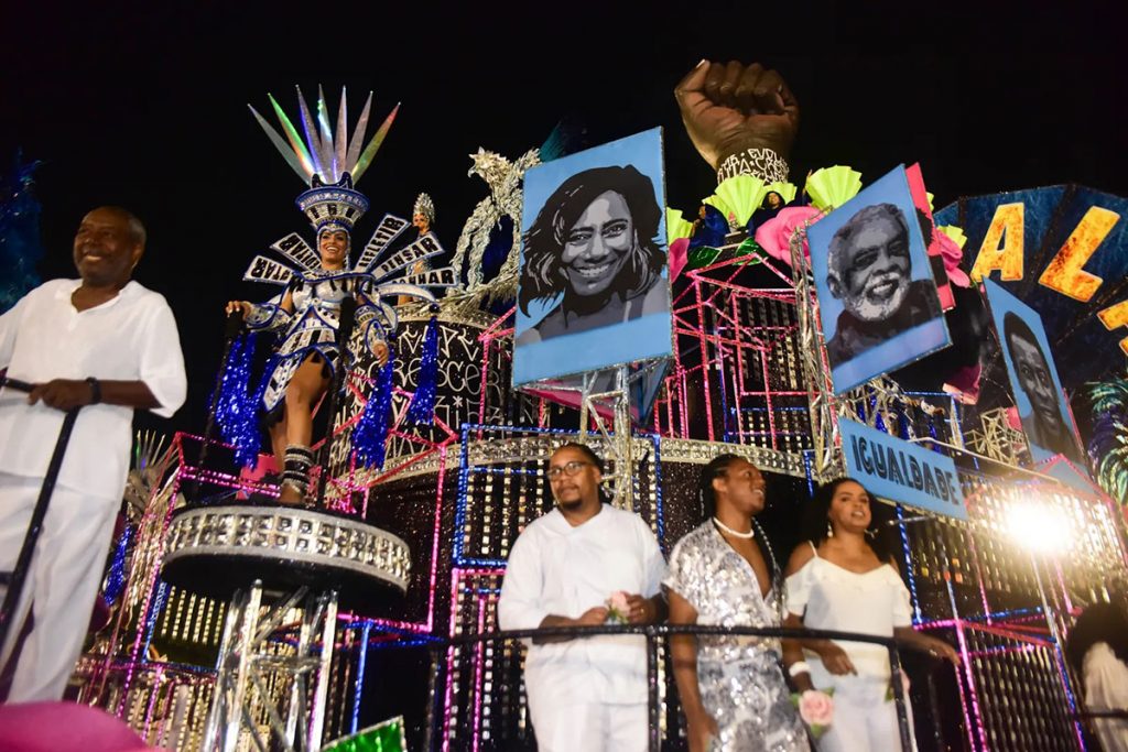 Rosas de Ouro homenageou personalidades famosas em desfile