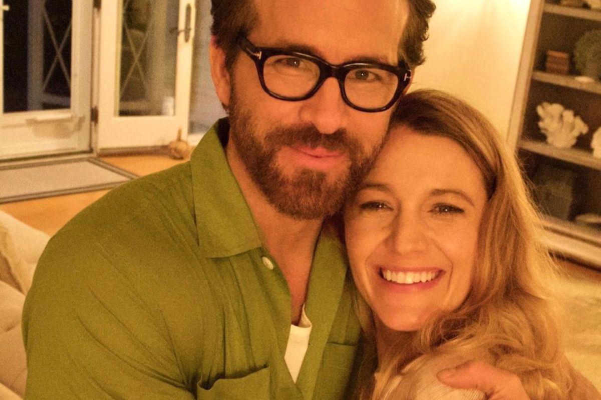 ryan reynolds posando abraçado com blake lively