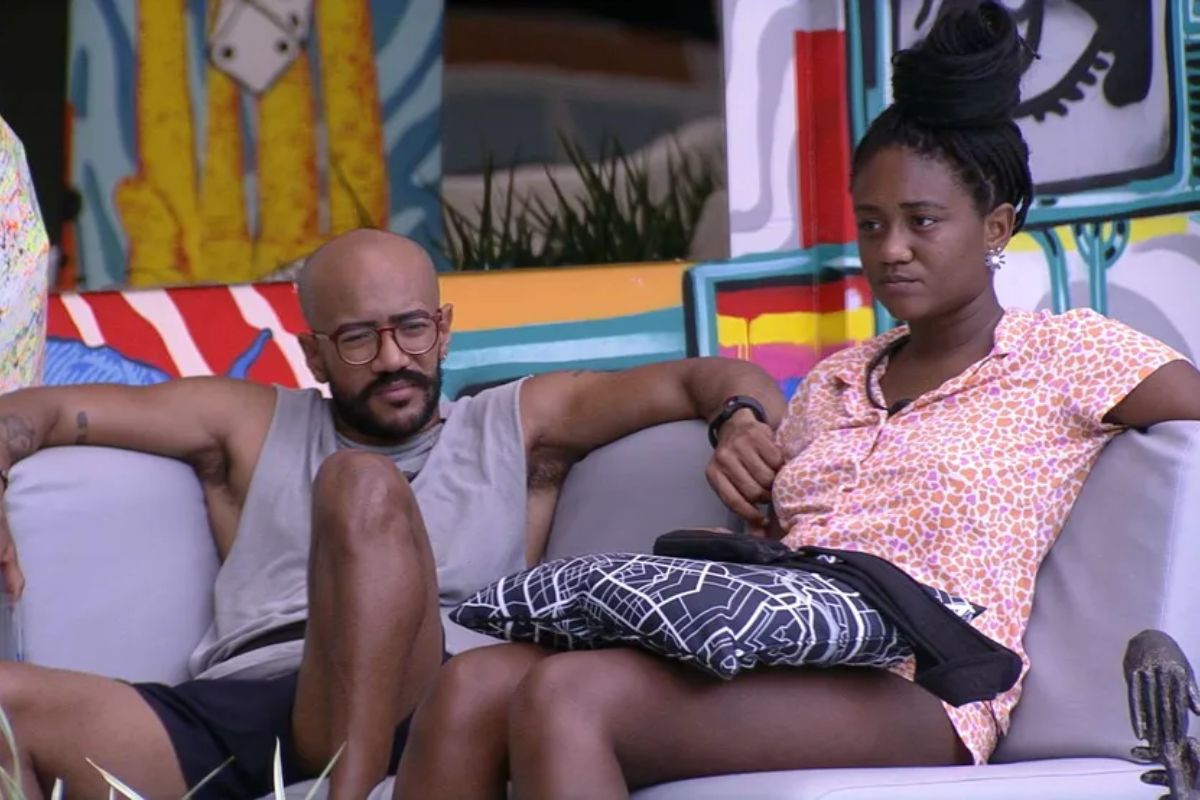 sarah aline e ricardo sentados no sofá da área externa do bbb23