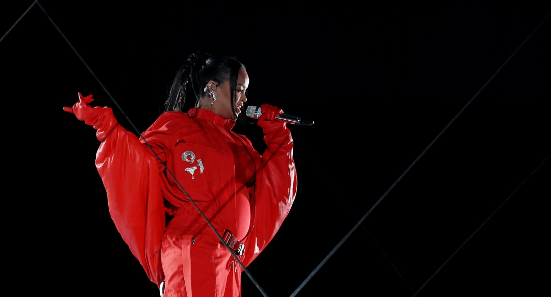 Grávida de novo? Rihanna aparece com barrigão no Super Bowl