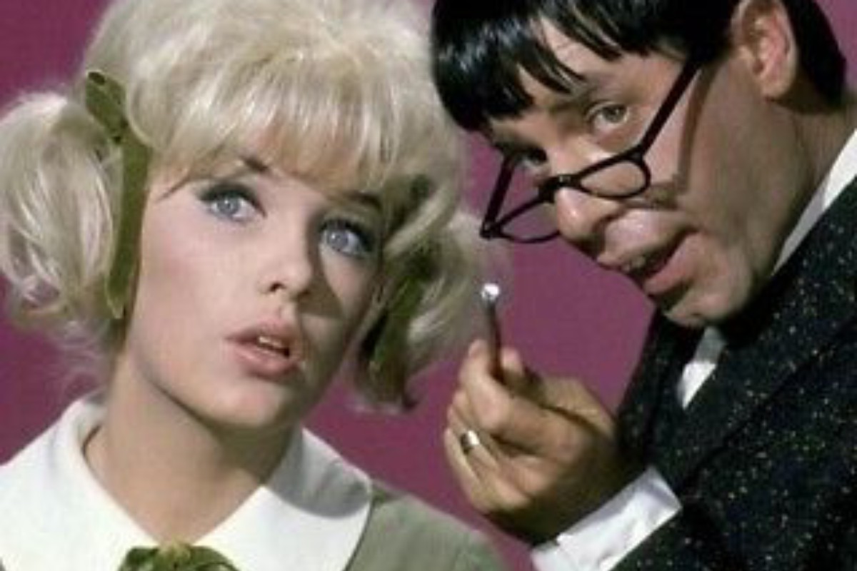 stella stevens e jerry lewis atuando juntos em filme