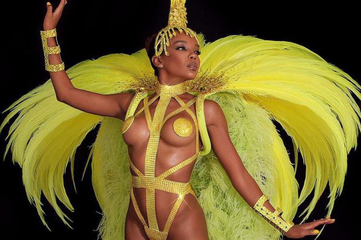 thelminha assis fantasiada parta desfile da mangueira no carnaval do rio de janeiro