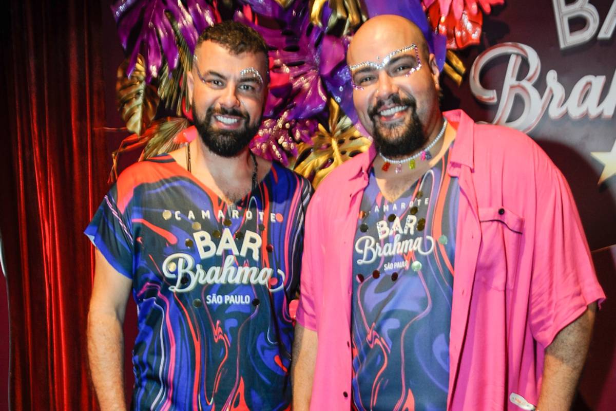 tiago abravanel e fernando poli posando juntos no camarote brahma do carnaval de são paulo