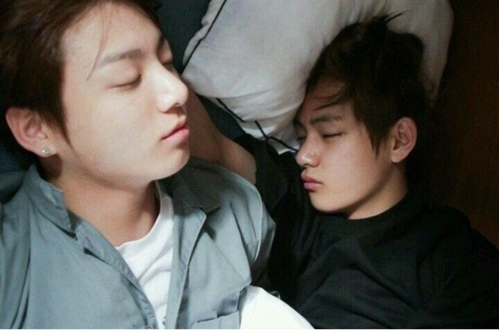 v-jungkook-dormem-juntos-1024x683-2 V e Jungkook
