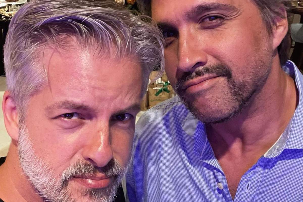 victor e leo posando juntos