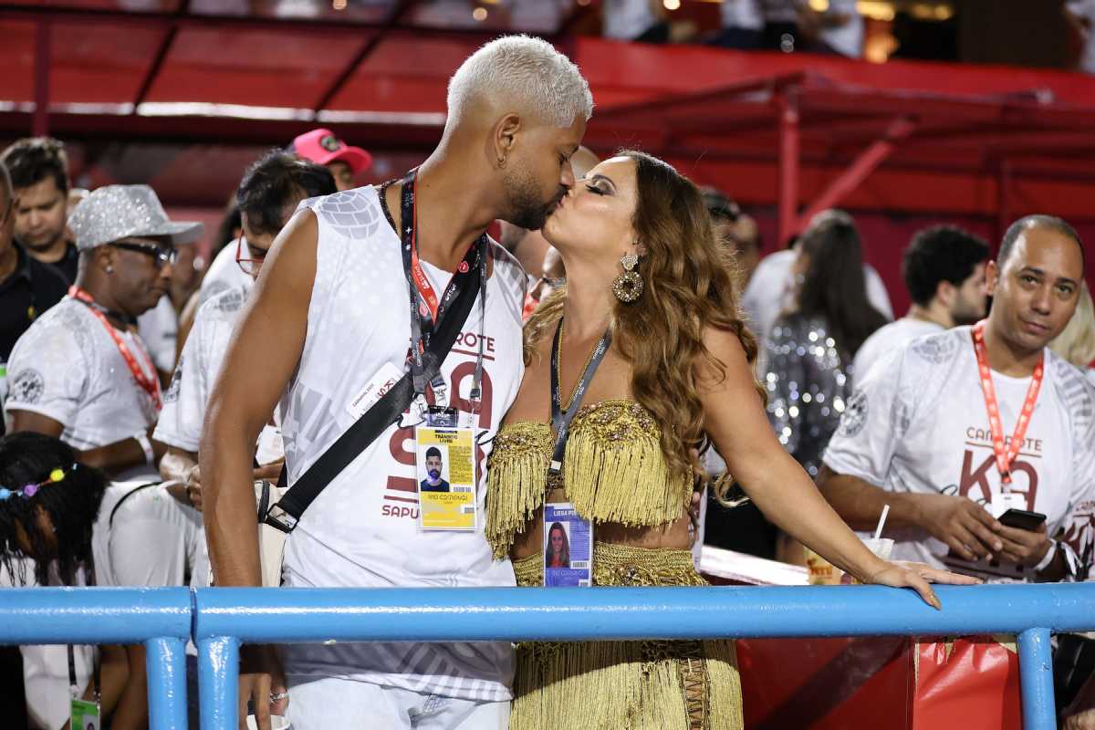 Vviviane Araújo e Guilherme Militão se beijando no Carnaval do Rio de Janeiro